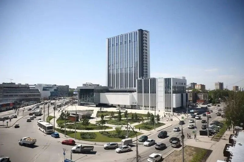На площади Карла Маркса в Новосибирске официально ввели в эксплуатацию долгострой, который преобразовали в гостиничный комплекс на 200 номеров с конференц‑ и выставочными площадями.