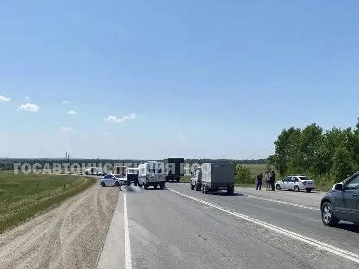 На трассе Новосибирск — Колывань грузовой автомобиль сбил велосипедиста; пострадавший скончался. Обстоятельства ДТП выясняют.