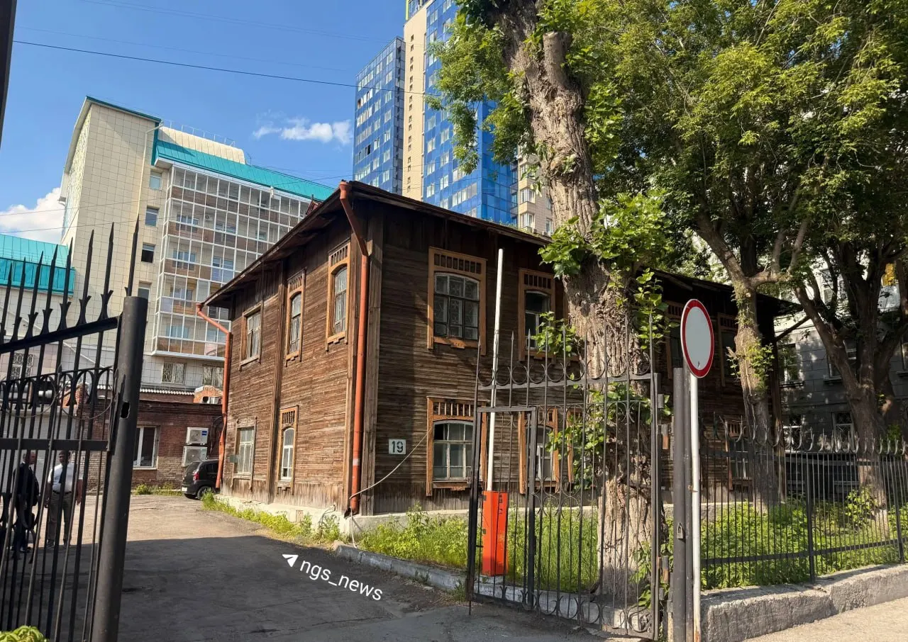 Дом 1920-х годов на Свердлова, 19 стоит пустующим и может быть снесён: власти ищут подрядчика для подготовки документов на снос, хотя краеведы подчёркивают его историческую и архитектурную ценность.
