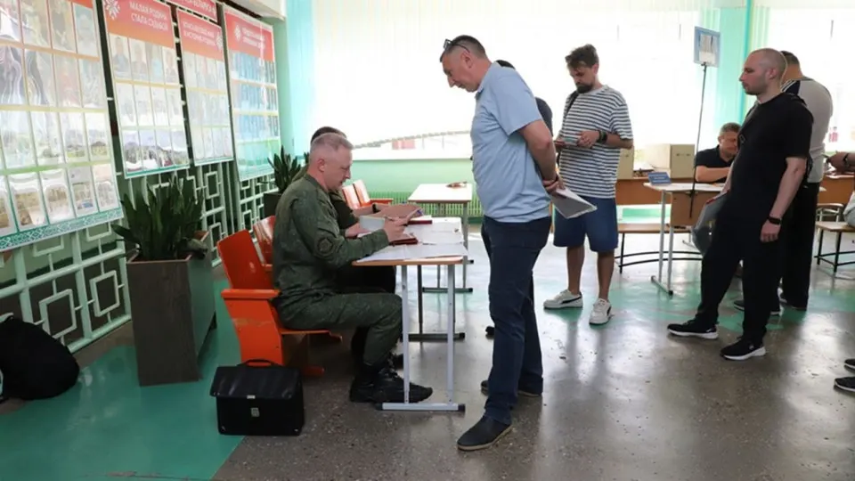 Минобороны заявляет о проведении мобилизационных учений в пограничной Гродненской области: запасников вызывают для сверки данных и контрольной явки. Учения проходят на фоне нарастающего давления со стороны России и серии других военных и силовых манёвров в стране.