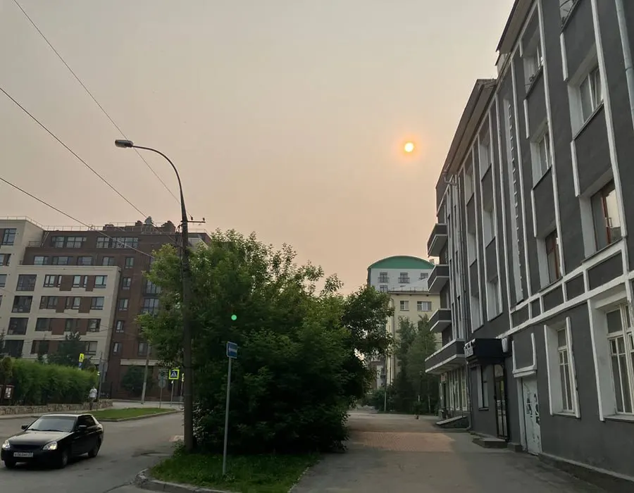 Дым снова накрыл Новосибирск — вероятно из‑за лесных пожаров в соседних областях. При этом федеральная Авиалесохрана отмечает отсутствие пожаров в самой Новосибирской области.