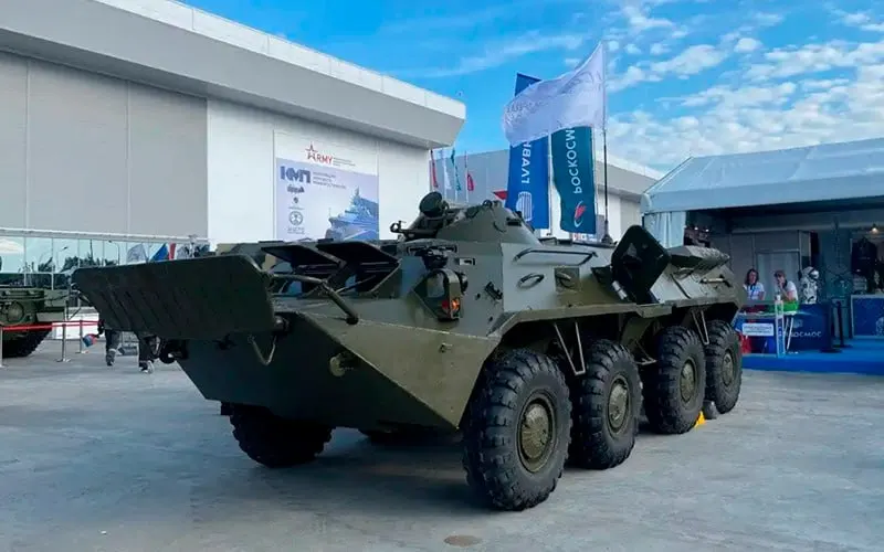 Инструктор обучал курсантов вождению БТР-80, сливал дизель в канистры и продавал — всего похищено 100 л. Суд прекратил уголовное дело с учётом смягчающих обстоятельств и назначил штраф 50 тыс. рублей.