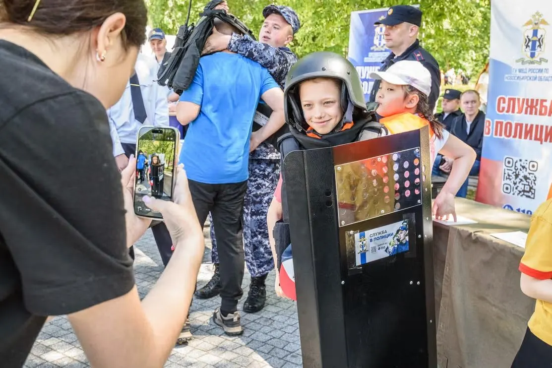 В День защиты детей Росгвардия, ФСИН и полиция организовали мероприятия для школьников с демонстрацией оружия, бронетехники и приёмов подавления массовых беспорядков во Владивостоке, Новосибирске и Якутске.