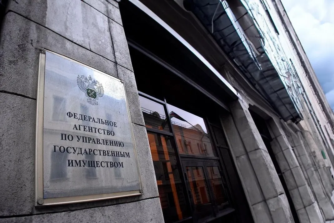 Закон отменяет ценовой порог и шестимесячную паузу перед повторными торгами, вводит реестр оценщиков и ужесточает требования к организаторам аукционов; также изменена норма о религиозной собственности.