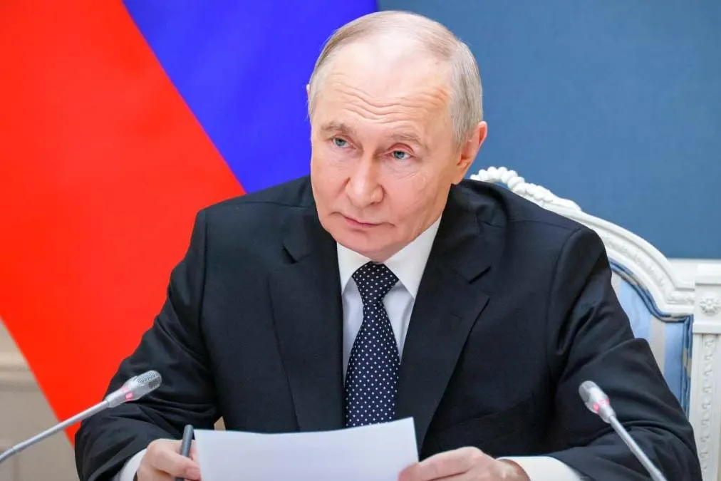 Указ президента распространяет механизмы приостановки выплат на банковские вклады иностранных клиентов из стран, признанных Россией «недружественными». Документ вступил в силу 1 июня 2026 года.