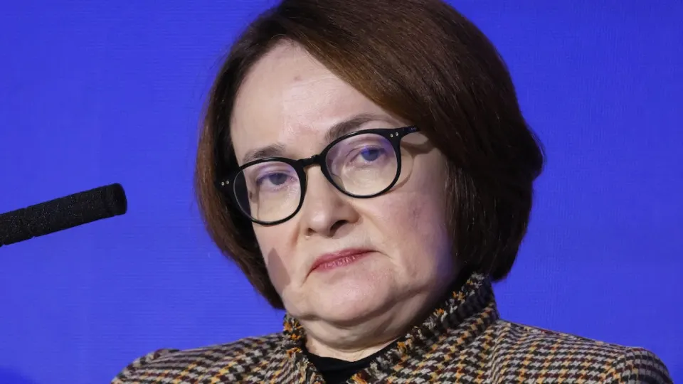 Резкий рост цен на бензин и падение производства нефтепродуктов усиливают инфляционное давление, из‑за чего ожидавшееся ослабление денежно‑кредитной политики может быть отложено или вовсе отменено.