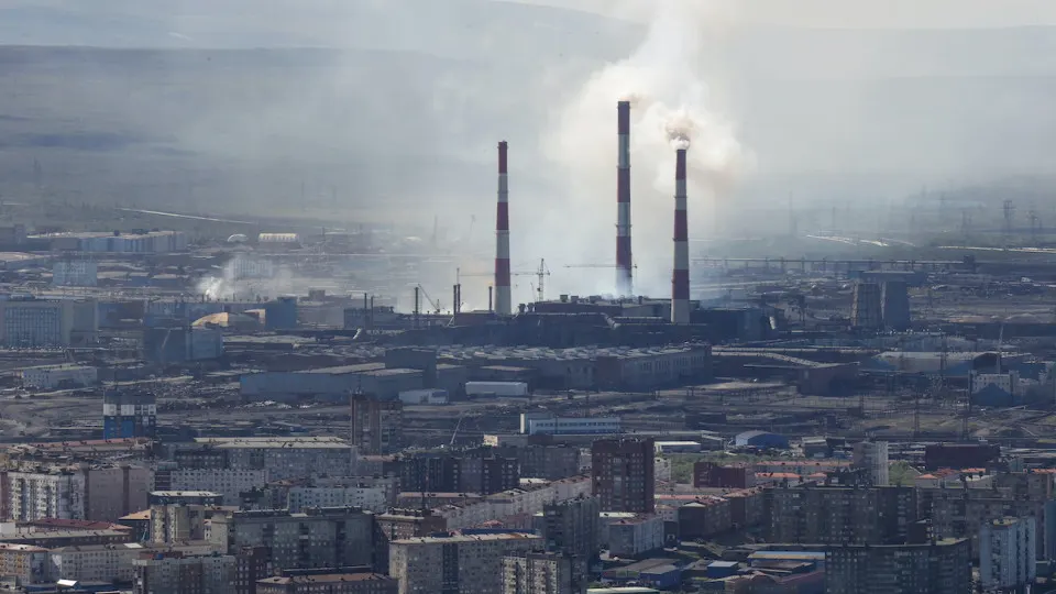 Минэкономразвития: в мае промышленное производство сократилось на 0,7% год к году. Наибольший вклад в спад дали падение в нефтепереработке и металлургии; оборонные отрасли продолжают рост.