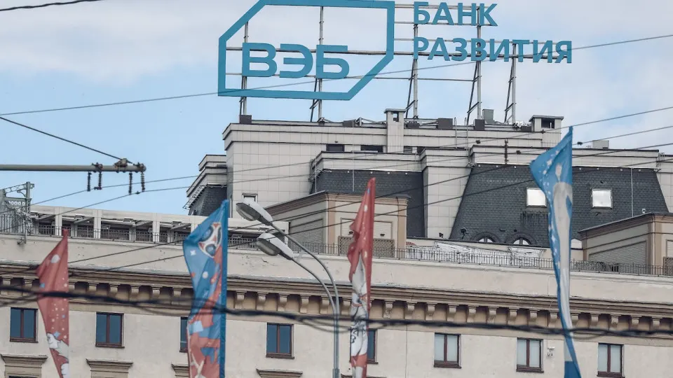 Ключевой государственный банк планирует уменьшить бюджет и уволить 15% сотрудников в рамках подготовки к параметрам финансирования 2027 года. Решение связано с «кредитным охлаждением» экономики и директивами правительства на фоне масштабных сокращений в других отраслях.