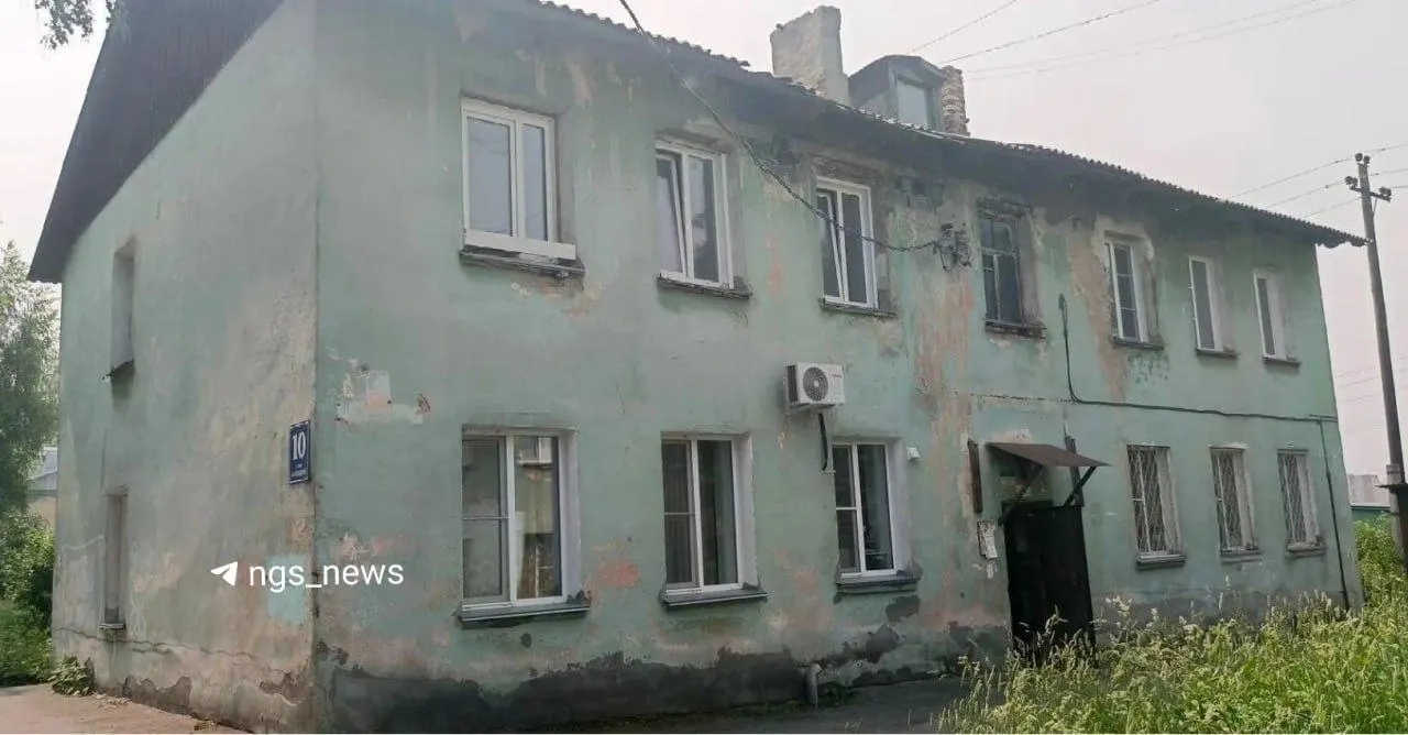 Жильцы дома на улице Катодной сообщили о протекающих потолках, прогнивших полах и подпорках в подвале. Капитальный ремонт откладывали и в итоге дом исключили из программы из‑за износа свыше 70%. Люди обратились в прокуратуру.