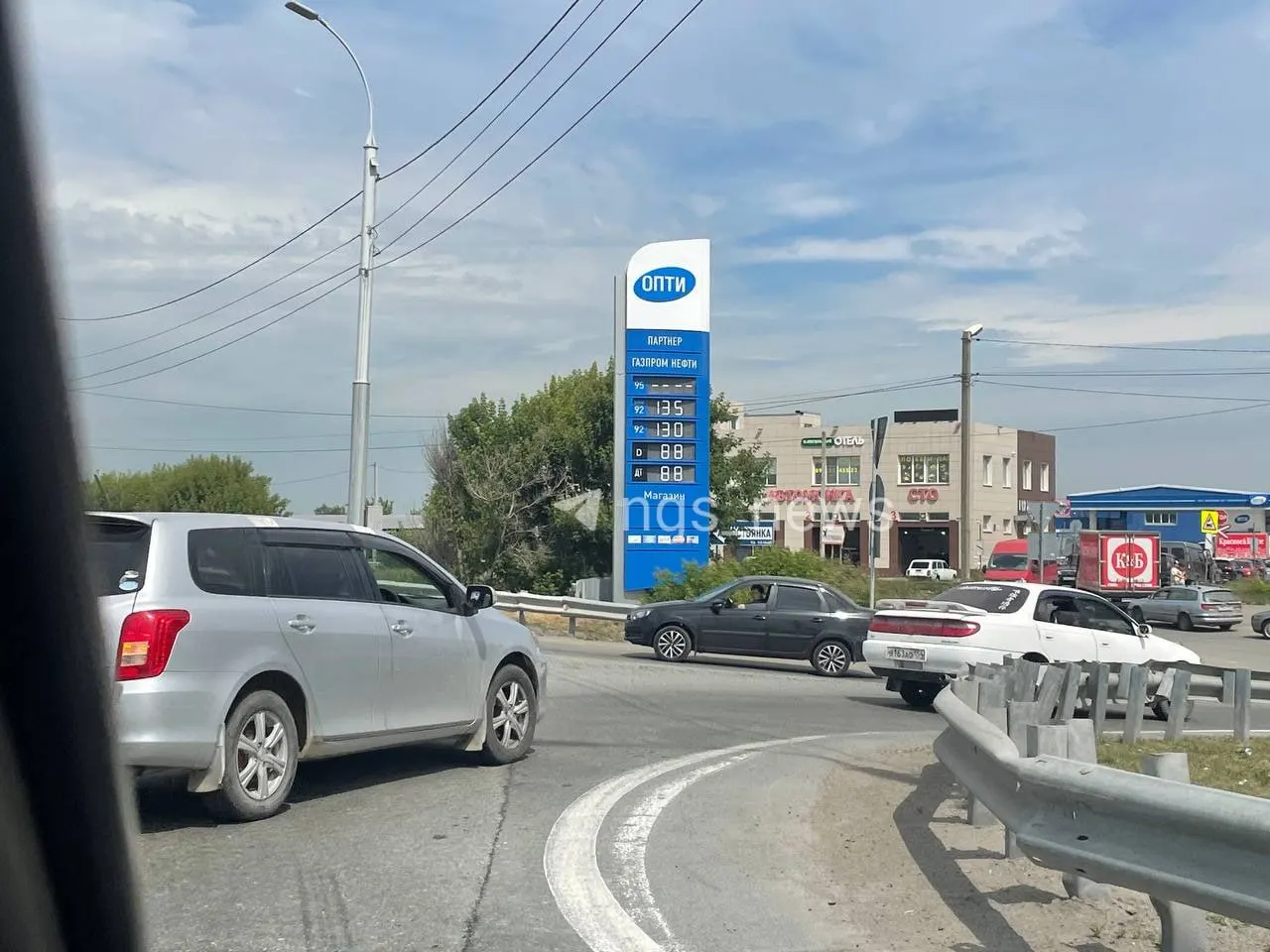 На заправке недалеко от аэропорта Толмачёво литр бензина АИ‑92 продают по 130 рублей, АИ‑95 — по 135 рублей.