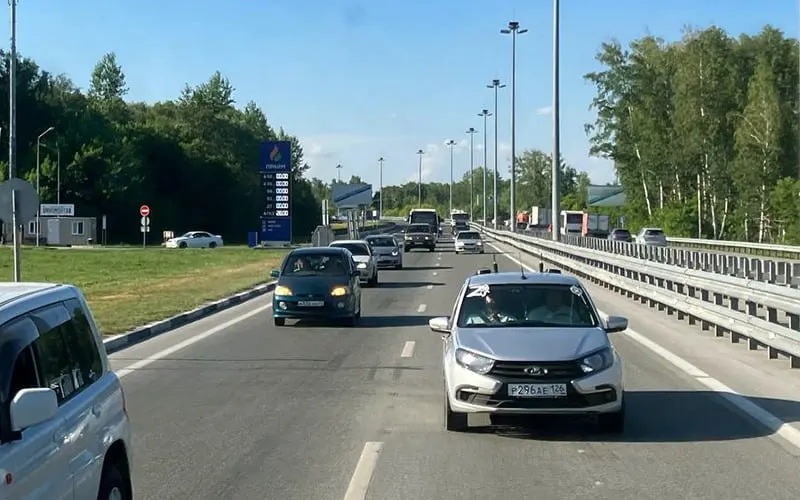 Вечером 2 июля на Советском шоссе в Новосибирске почти все заправки остались без топлива: бензин был только на одной АЗС, из‑за чего образовались очереди и затор на перекрёстке.