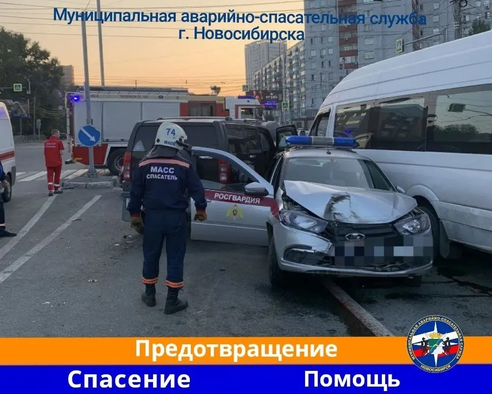 Внедорожник Hummer на большой скорости столкнулся с машиной Росгвардии на пересечении Немировича‑Данченко и Ватутина. Один сотрудник пострадал, причины аварии выясняет дорожная инспекция.