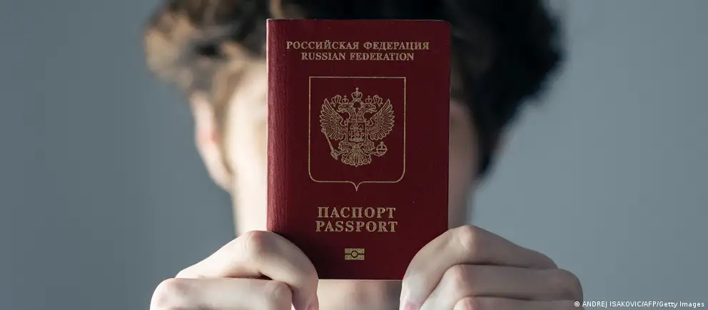 После возражений Франции и Италии Евросоюз переработал первоначальный вариант визового запрета: он предполагает запрет для лиц, непосредственно участвовавших в боевых действиях на территории Украины, с расширением перечня исключений.