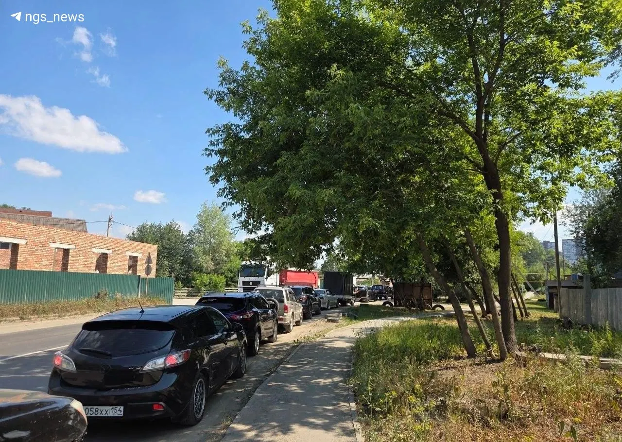 Одна из заправок у Димитровского моста временно закрыта: подъехал бензовоз, на месте полиция. Водители стоят в очереди около часа, из‑за этого страдает работа тех, чья деятельность связана с транспортом.