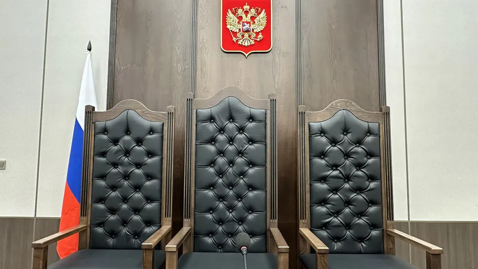 Правительственная комиссия одобрила законопроект, позволяющий привлекать студентов юридических вузов и специалистов со средним профессиональным юридическим образованием на ряд должностей в аппарате судов. Инициатива призвана снизить кадровый дефицит, но эксперты предупреждают о рисках для качества судопроизводства и необходимости улучшать условия труда.