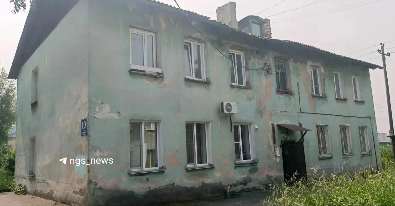 Жильцы дома в Новосибирске говорят о протечках, прогнивших полах и неутеплённых трубах. Дом исключили из программы капремонта из‑за износа, люди обратились в прокуратуру.