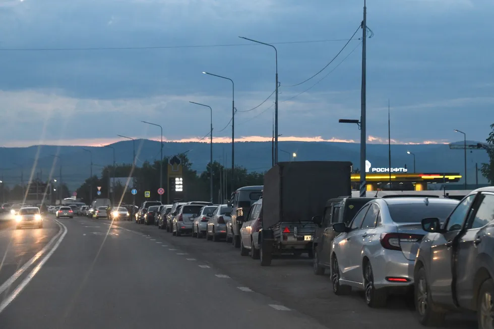 Пара из Новосибирска, купив машину во Владивостоке, провела почти двое суток в очереди на АЗС в Чите. Они рассказывают, как организовывали быт в очереди, почему заправки выдают лимиты и как оценивают причины кризиса.