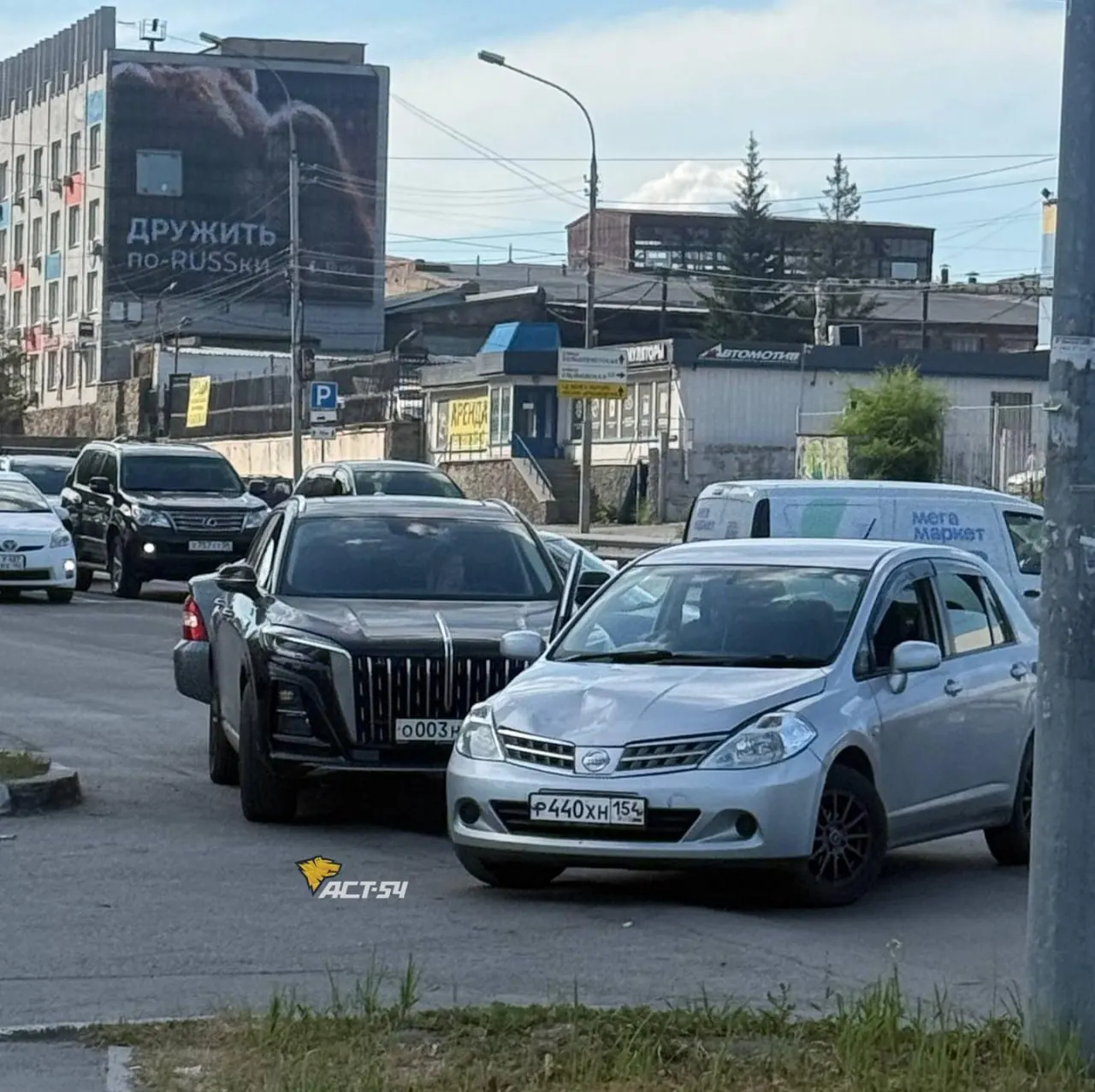 Двое водителей столкнулись у поворота на АЗС на Большевистской, 130 — место, где по вечерам часто образуются пробки.