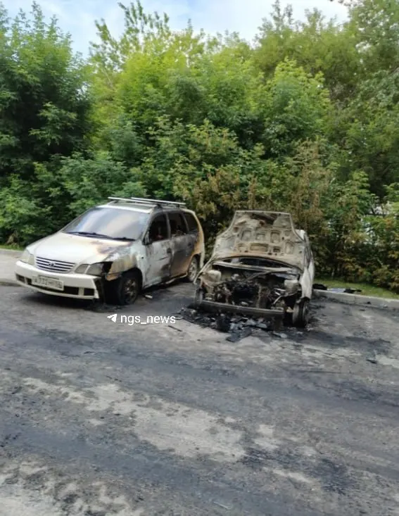 Около полуночи на улице Кропоткина полностью выгорел автомобиль, пламя также повредило соседнюю машину.