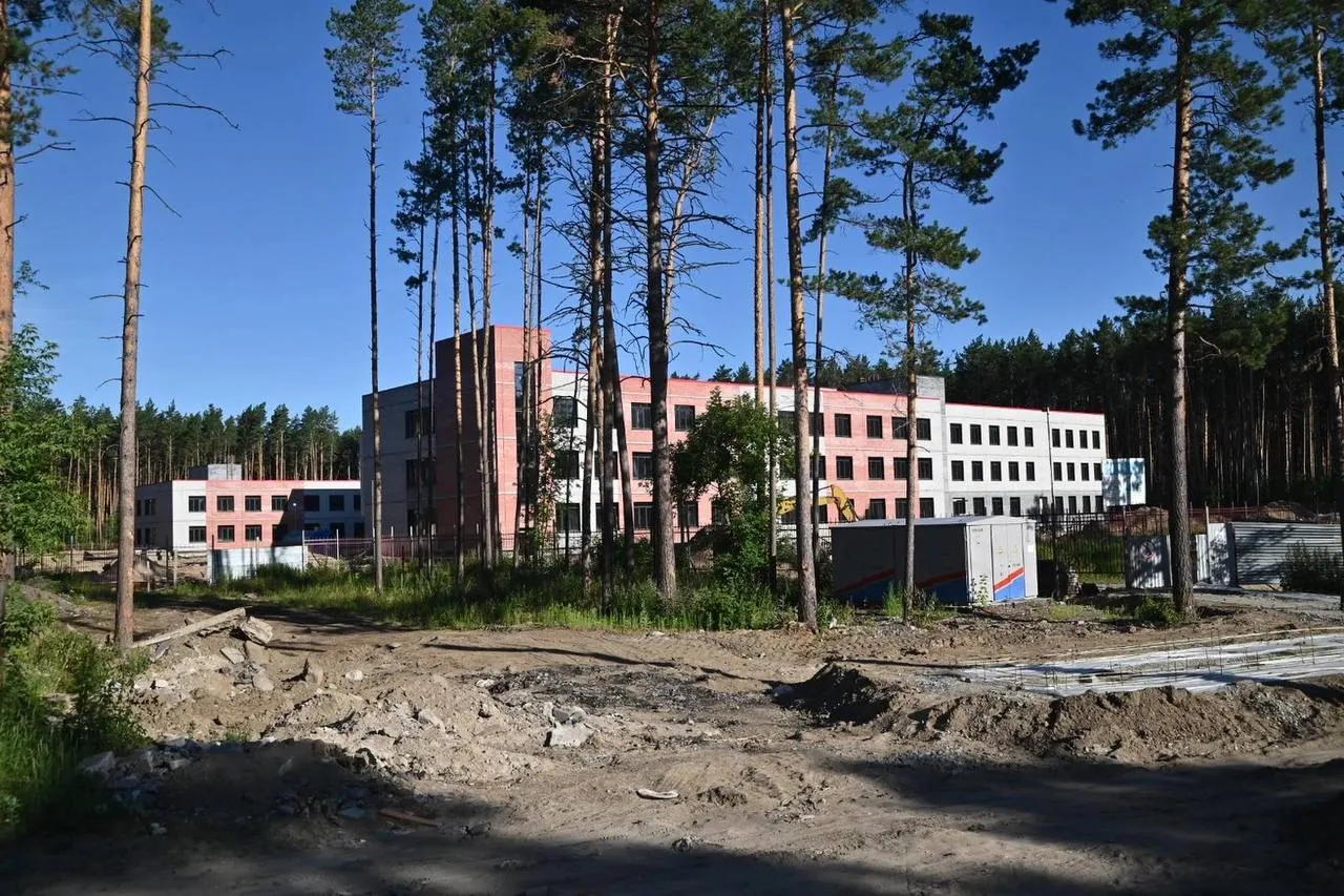 Строительство школы возобновили после смены подрядчика. Одновременно готовят подъезды, дороги и организацию транспорта, а также кадровое обеспечение.