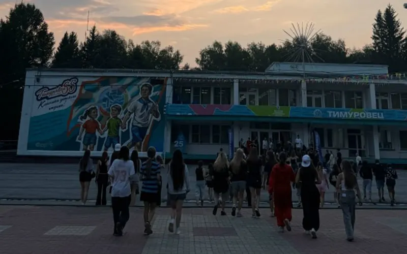 В лагерях, входящих в муниципальную «Формулу Успеха», запретили посещения и передачу продуктов после вспышки заболеваний среди детей; в одном из лагерей частично разрешили кратковременные визиты родителей.