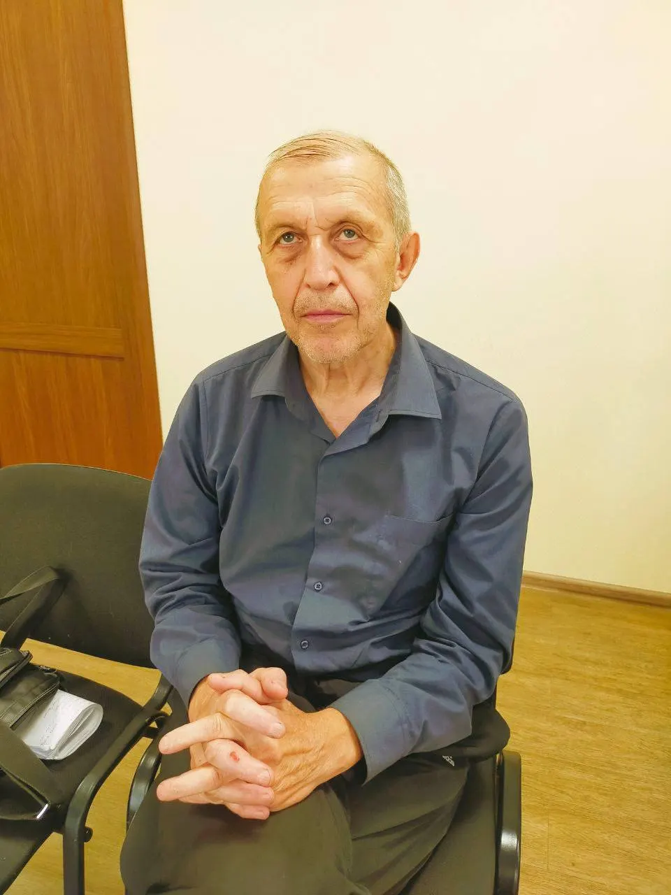 Жители Новосибирска собрали средства, чтобы поздравить 70-летнего Тахира Арсланова, вышедшего из колонии 1 июня. В 2023 году его осудили за антивоенные комментарии; после освобождения ему сохранили статус в списках террористов и экстремистов с финансовыми ограничениями.