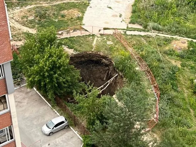 Мэр подписал постановление: городские службы переведены в усиленный режим из‑за прорыва канализационного коллектора в микрорайоне Горский. На полное восстановление территории и благоустройство потребуется около трёх месяцев.