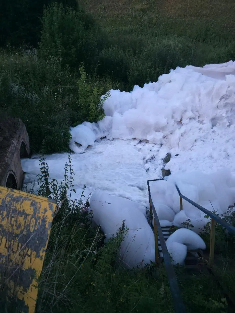 Жители села Иштеряково пожаловались на появление пены в реке Тунгуча. Глава Следственного комитета поручил татарстанскому следственному управлению доложить о ходе проверки; исполнение взяли на контроль в центральном аппарате ведомства.