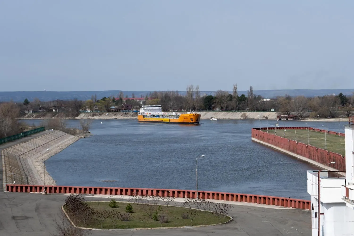 После ударов беспилотников по судам в Азовском море движение по Азово‑Донскому каналу временно остановлено — это может затронуть значительную долю российского экспорта пшеницы и осложнить поставки топлива в Крым.