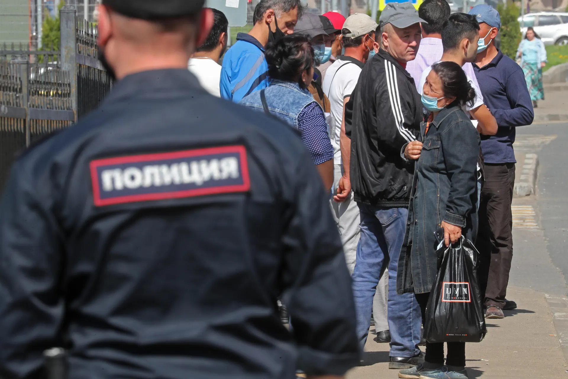 Минувшим летом правительство одобрило поправки ко второму чтению законопроекта об обязательной депортации иностранцев: в список оснований для безальтернативного выдворения планируют включить дискриминацию и неповиновение пограничникам.