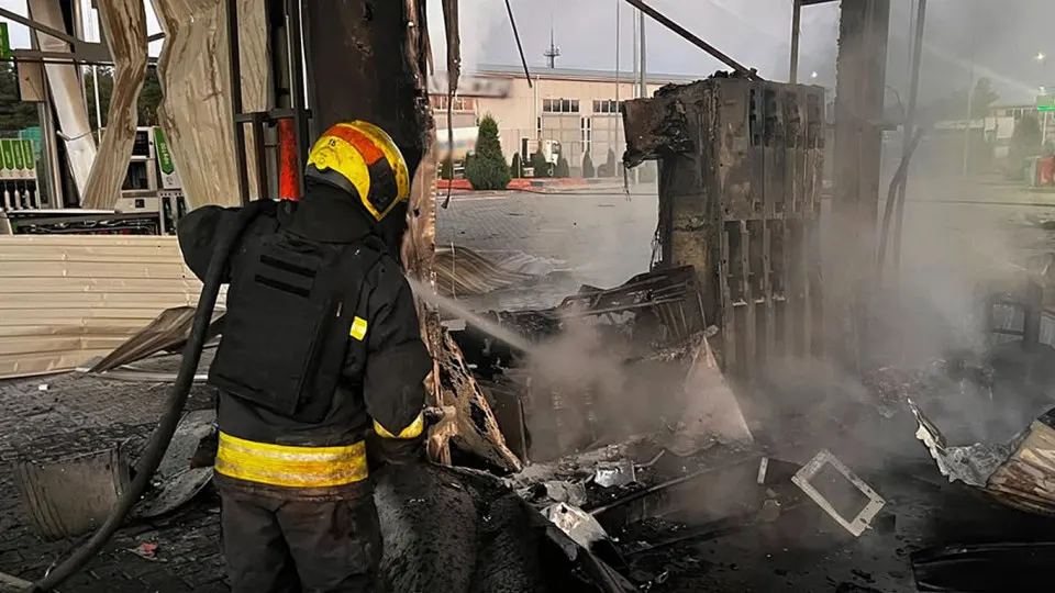 Ночная атака беспилотников по Днепропетровской области повредила несколько заправок и унесла жизни мирных жителей. Одновременно в России из‑за ударов по НПЗ сократилось производство бензина, введены лимиты и растут цены; начаты экстренные импортные поставки.
