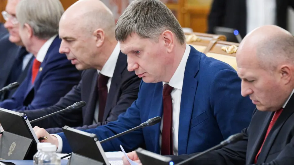 Минэкономразвития фиксирует рост ВВП в январе–мае всего на 0,2%. Стагнация промышленности, резкое сокращение инвестиций и падение цен на нефть усиливают вероятность рецессии и повышают давление на бюджет и инфляцию.