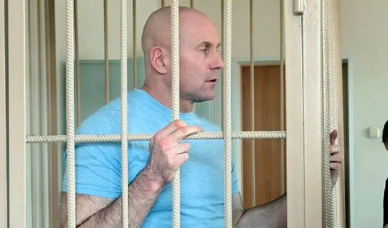 Защита экс‑гендиректора представила экспертное заключение: в официальных протоколах допросов свидетелей обнаружены дословные совпадения и схожие ошибки. Следствие обвиняет в получении взяток и ожидает дальнейших слушаний.