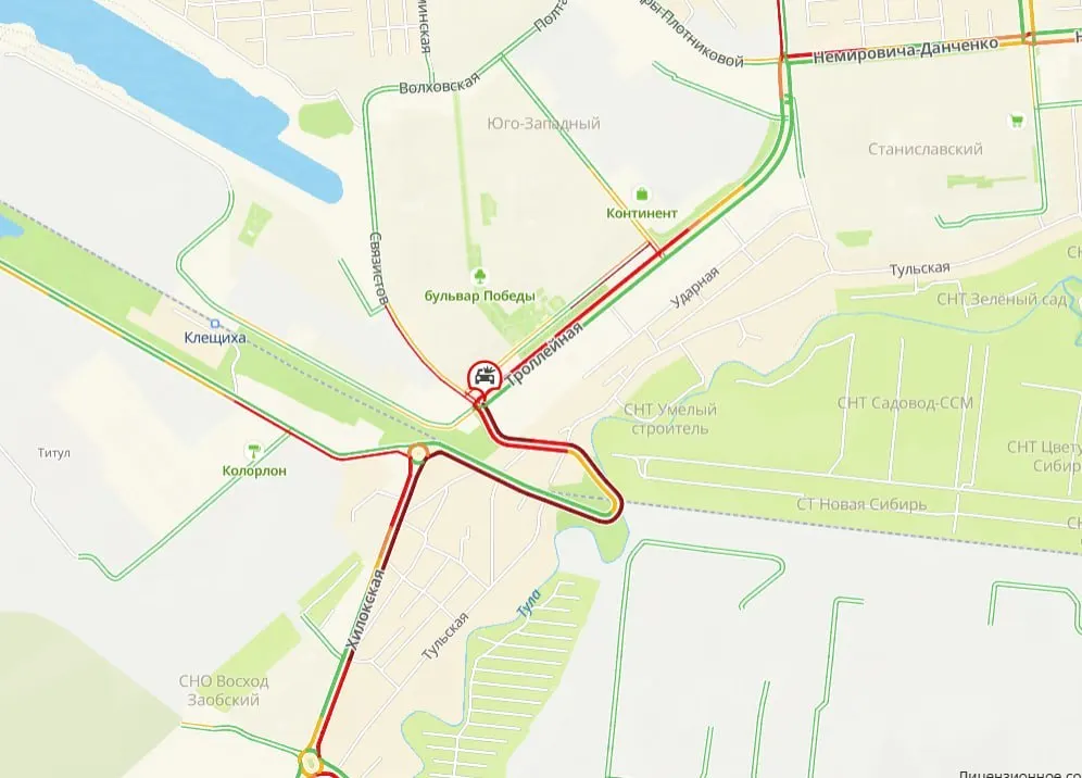 ДТП на одной из городских улиц спровоцировало затруднения в движении.