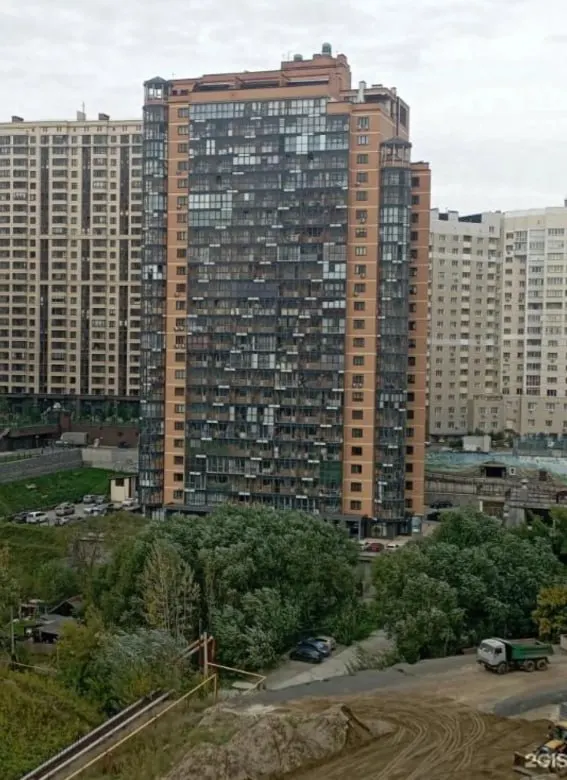 Вода поднимается возле 25‑этажного дома на Дачной, 5 из-за обводнения оврага у реки Ельцовка; жильцы ищут решение