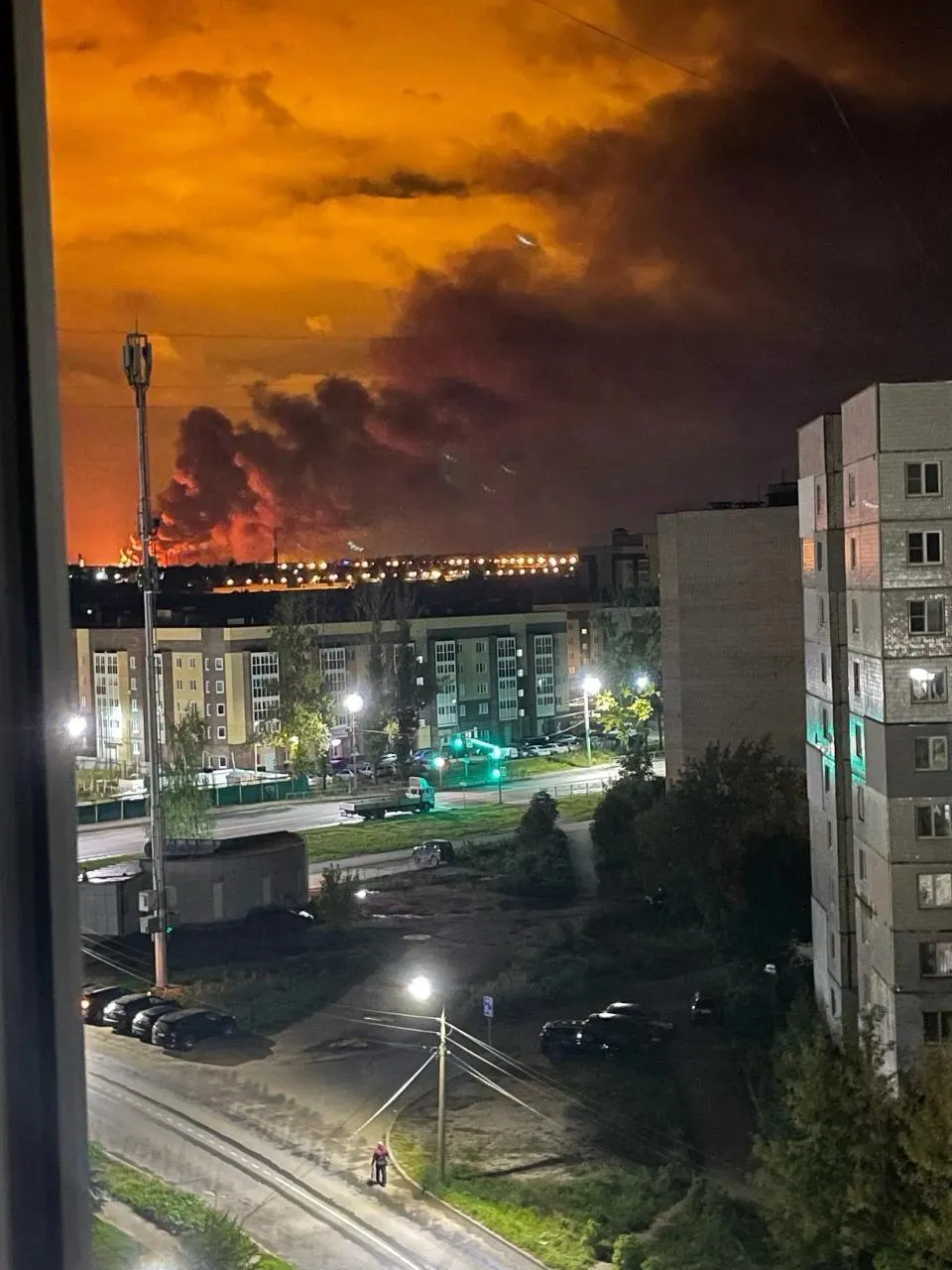 Поврежден НПЗ и отключено электричество в части Ростова; пострадавших нет, атаки зафиксированы и в Ярославской области.
