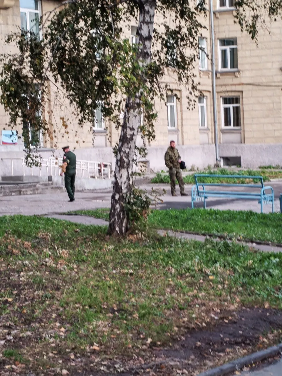 Возле участка №2013 в&nbsp;Новосибирске раздают повестки и&nbsp;агитируют за&nbsp;контракт с&nbsp;Минобороны