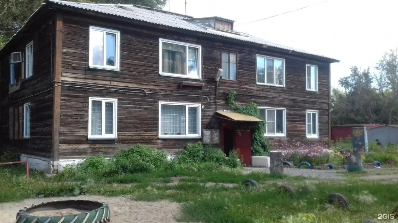 Пять аварийных домов в новосибирском микрорайоне Затон будут снесены в 2029 году; расселение запланировано позже.