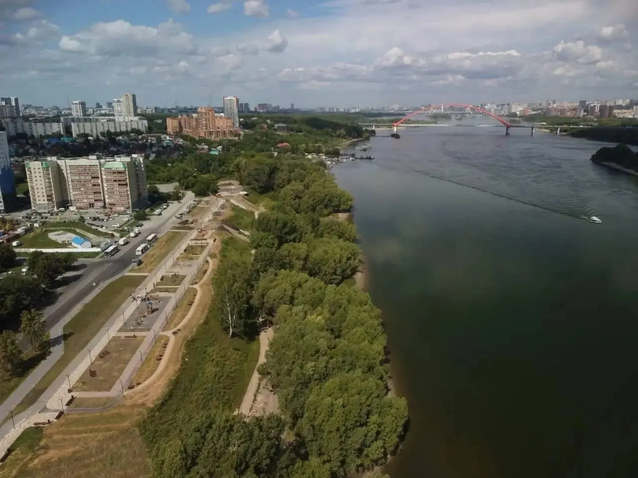 В Новосибирске начнется благоустройство парка Чемской берег: в ноябре планируется высадка деревьев и цветов, общая сумма проекта — 263,4 млн рублей.