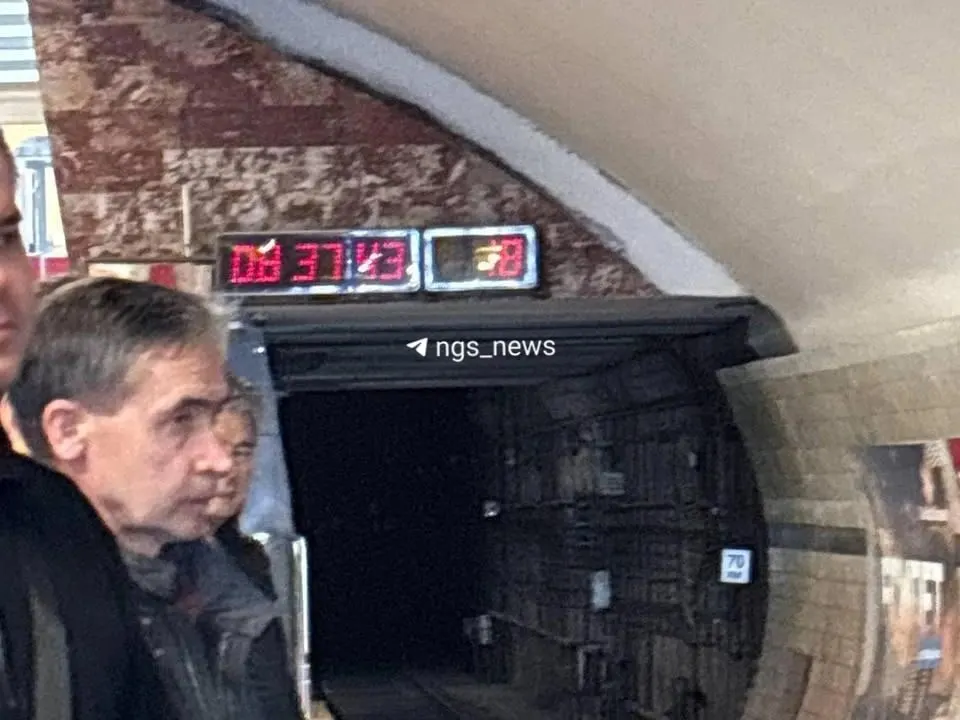 Утренние задержки в метро: часть пассажиров перешла на наземный транспорт, другие ждали поездов дольше обычного. Подробности — позже.