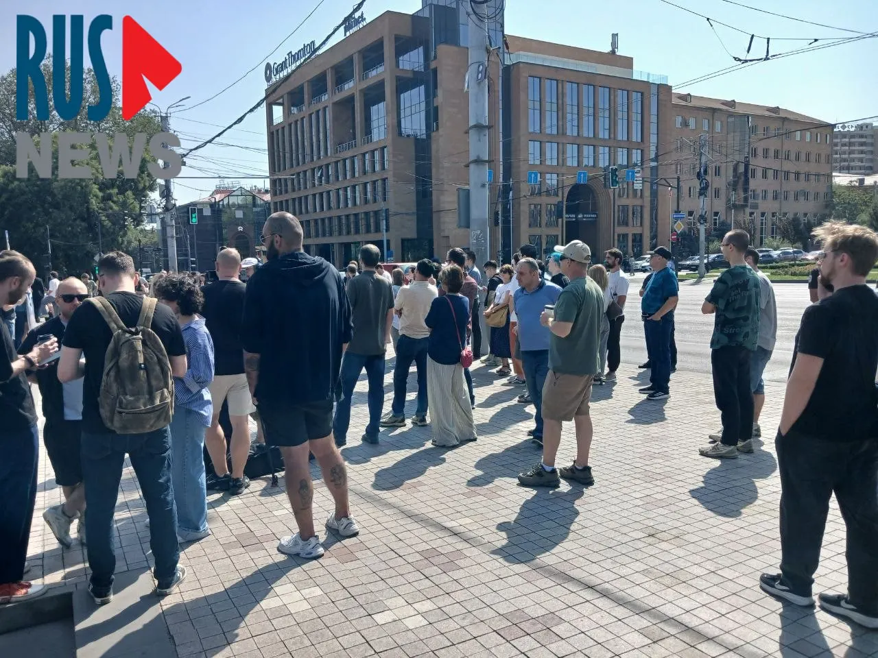 В&nbsp;Ереване у&nbsp;посольства России образовалась очередь из&nbsp;более чем&nbsp;тысячи желающих проголосовать к&nbsp;полудню