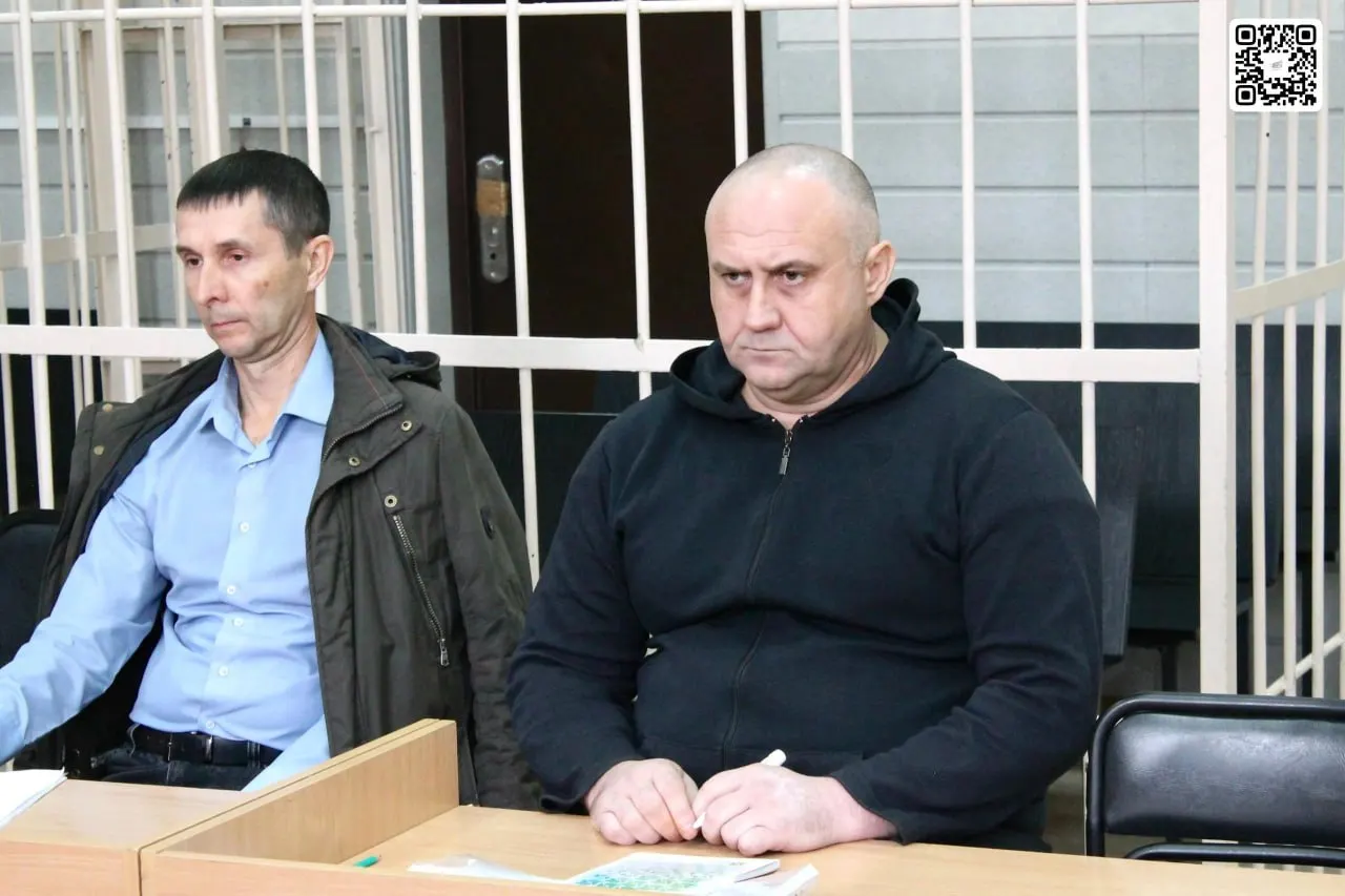 Обвиняемый частично признал вину, утверждая, что действовал в состоянии аффекта; дело касается двойного убийства соседей по Новосибирску.