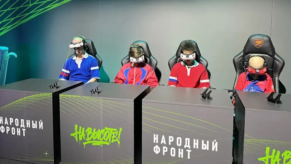 В шести регионах запускают пилотный норматив ГТО по управлению дронами в рамках всероссийского проекта «На высоте!», обучают школьников и студентов пилотированию FPV-дронов и обслуживанию техники.