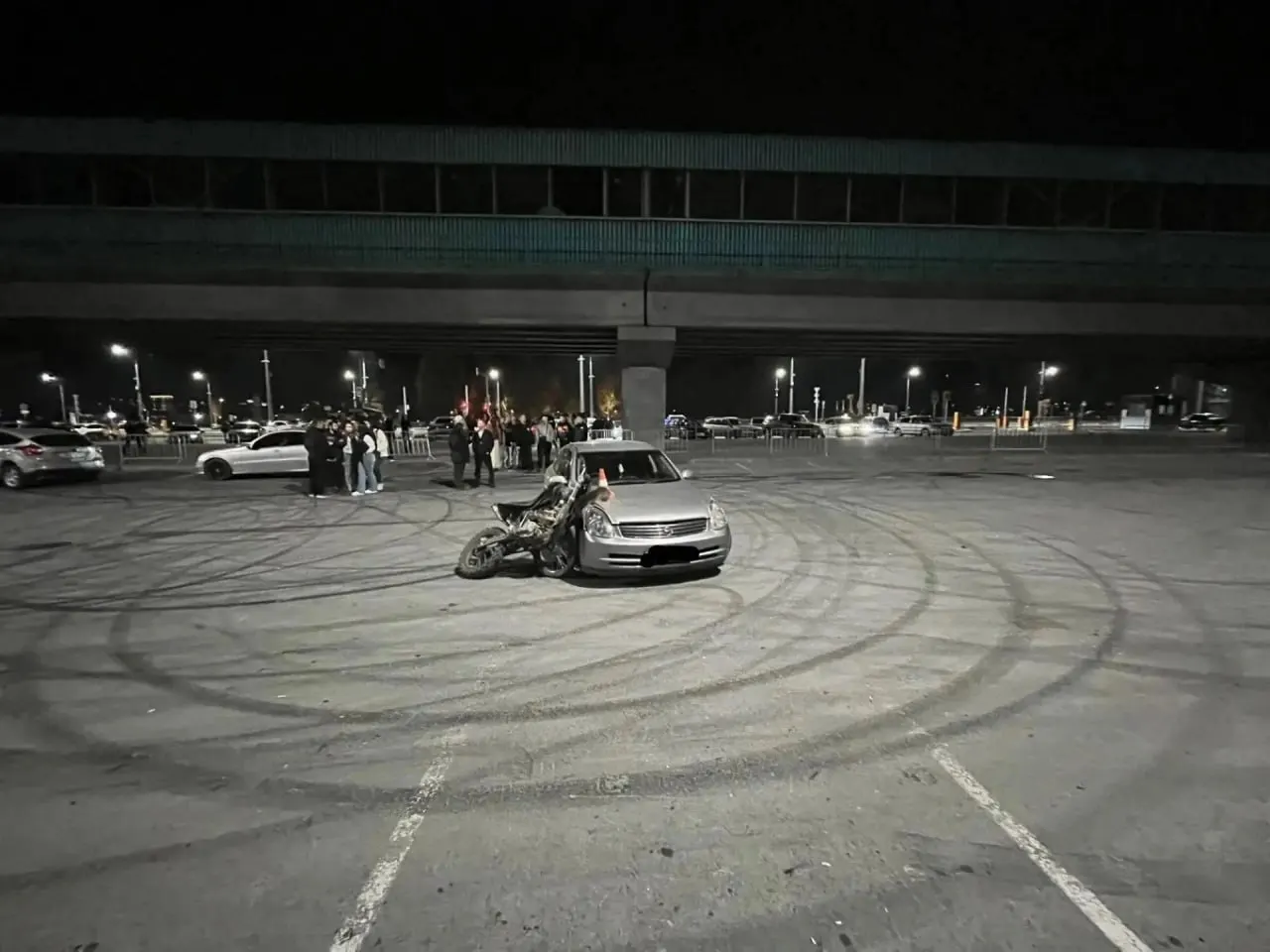 На парковке у спортивного комплекса Nissan Skyline столкнулся с мотоциклом Motoland; пострадал подросток около 14 лет. На месте работают сотрудники полиции.