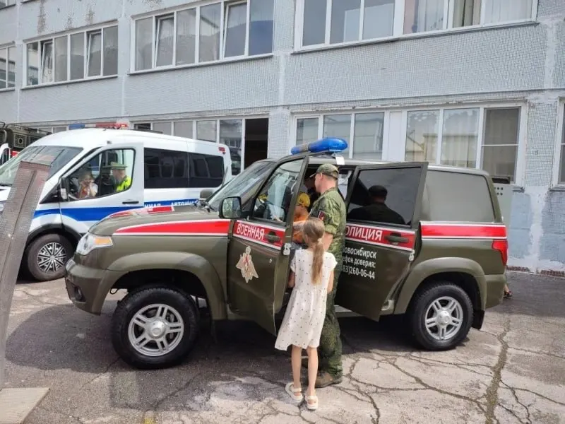 Новый проект указа предусматривает расширение полномочий военной полиции, включая право опрашивать граждан, проверять документы, а также возможность работать в гражданской одежде и проводить дознание в отношении некоторых категорий лиц.