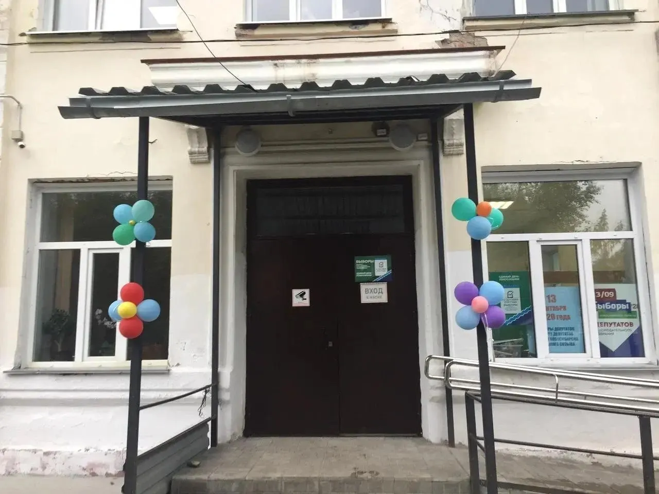 Директора коррекционной школы №148 в Первомайском районе отстранили во время расследования уголовного дела о хищении в особо крупном размере. Лицо, занимавшее должность с 2014 года, действует в рамках расследования; сумма ущерба пока не объявлена.