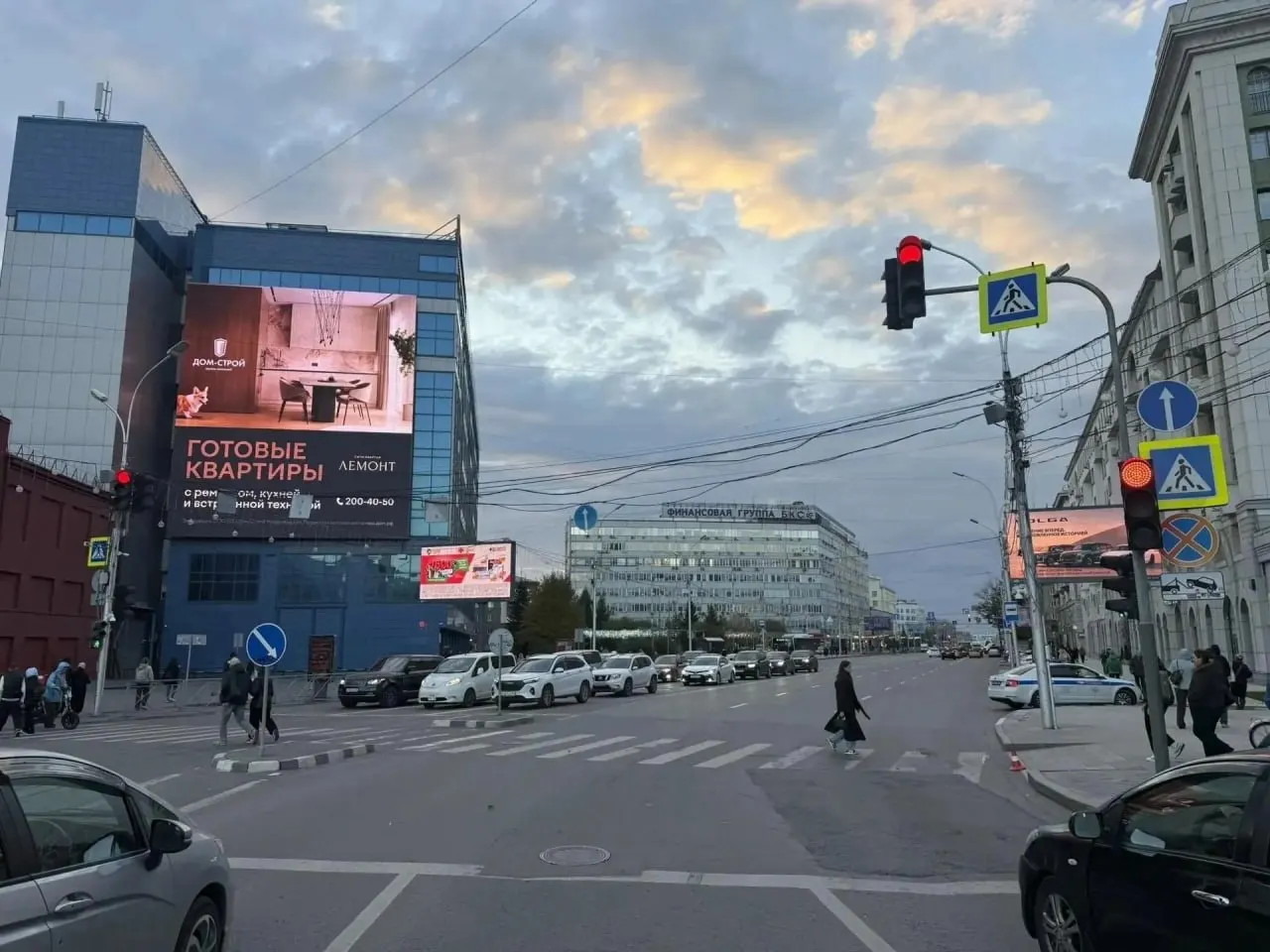 На пешеходном переходе возле Красного проспекта, 29, пострадали обе стороны: 13-летняя электросамокатчица и 40-летняя женщина.