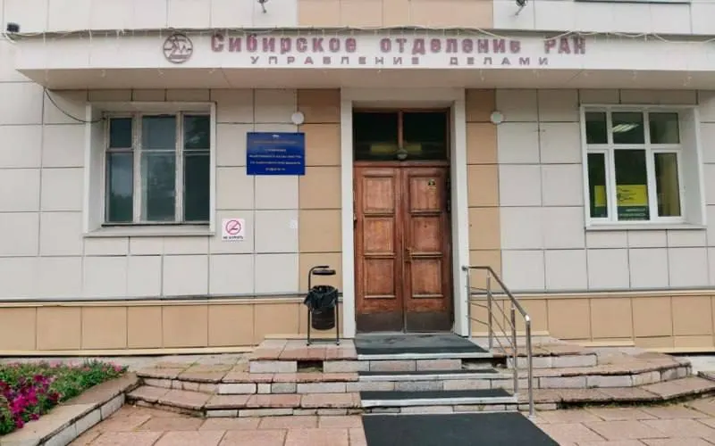 Следствие обвиняет Мамонова в превышении полномочий из личной заинтересованности и незаконном использовании площадей и помещений, принадлежащих СО РАН; решение по мере пресечения назначено на 14 октября.