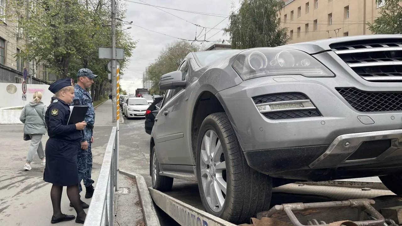 Женщина не выплатила задолженность перед юридическим лицом на сумму более миллиона рублей. Приставы нашли её автомобиль рядом с зданием ведомства; ей дали 10 дней на погашение долга, иначе машина будет выставлена на торги.
