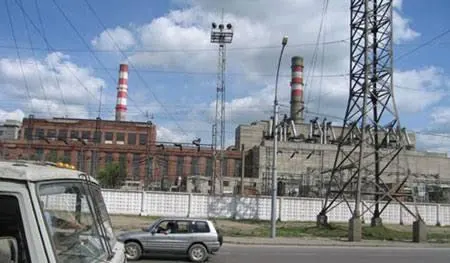 Жители Новосибирска жаловались на загрязнение воздуха, но данные по превышению норм выбросов не подтверждены; компании поручено следить за экологическими требованиями, штрафы пока не применялись.